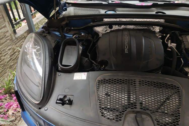Used Porsche Macan 2018 Macan 2.0T Engine Bay Right