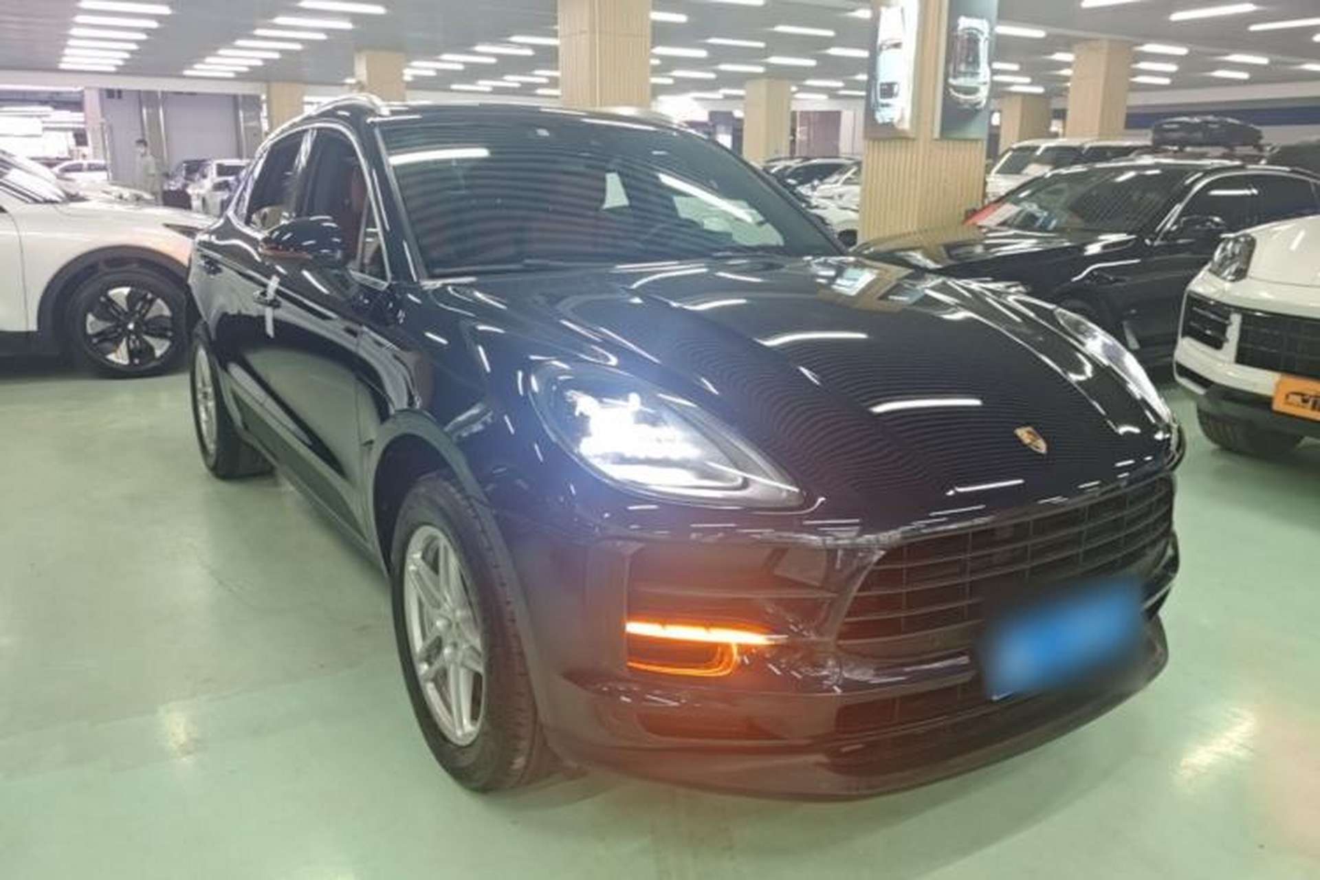 Used Porsche Macan 2018 Macan 2.0T Front Right 45 Deg
