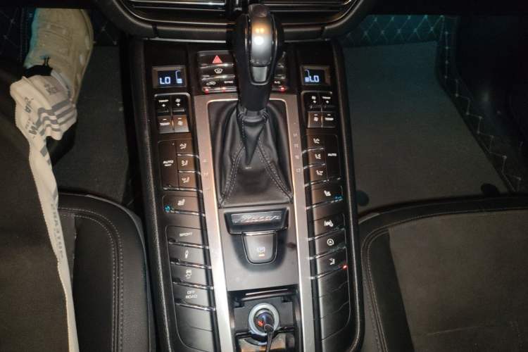 Used Porsche Macan 2018 Macan 2.0T Gear Lever