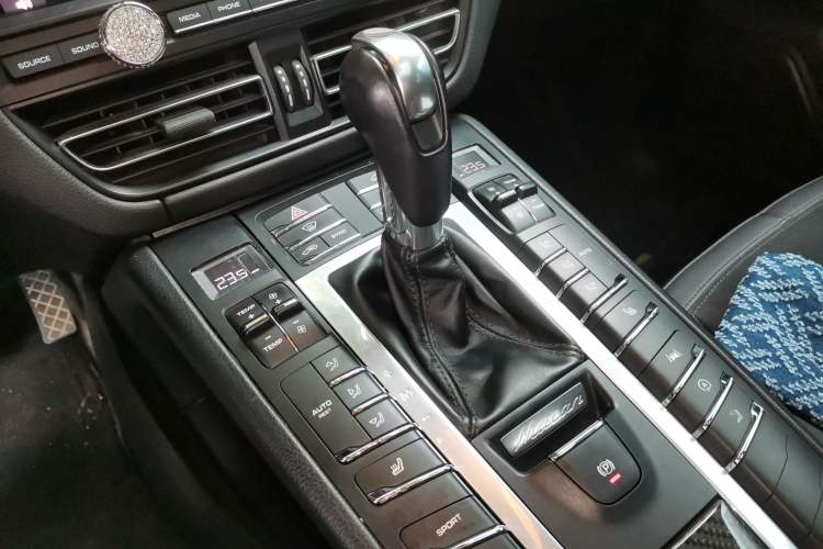 Used Porsche Macan 2018 Macan 2.0T Gear Lever