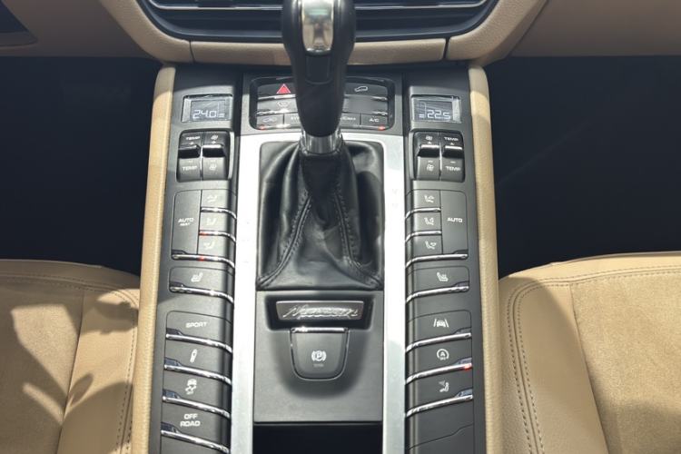 Used Porsche Macan 2018 Macan 2.0T Interior 12