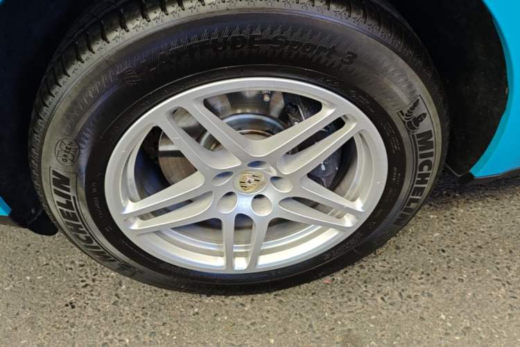 Used Porsche Macan 2018 Macan 2.0T Left Front Wheel Hub