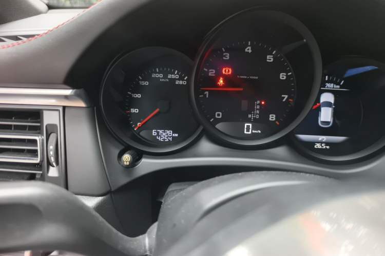 Used Porsche Macan 2018 Macan 2.0T Odometer Close Up