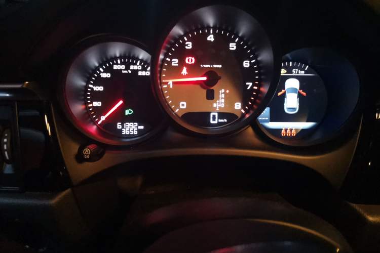 Used Porsche Macan 2018 Macan S 3.0T Odometer Close Up