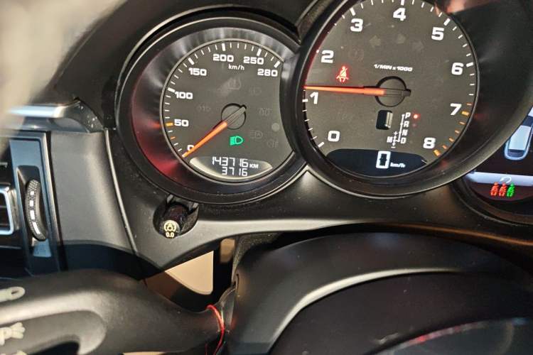 Used Porsche Macan 2018 Macan 2.0T Odometer Close Up