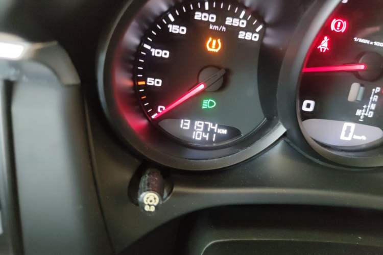 Used Porsche Macan 2018 Macan 2.0T Odometer Close Up