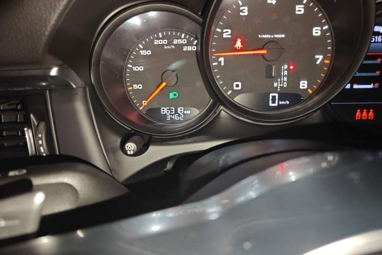Used Porsche Macan 2018 Macan 2.0T Odometer Close Up