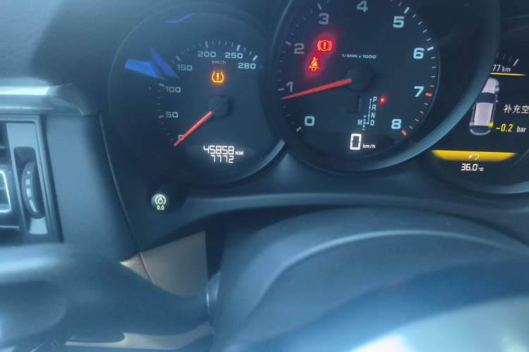 Used Porsche Macan 2018 Macan 2.0T Odometer Close Up
