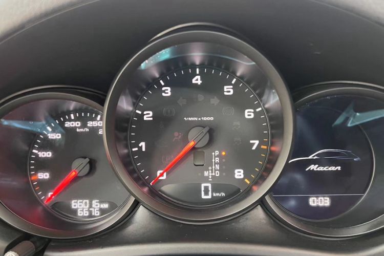 Used Porsche Macan 2018 Macan 2.0T Odometer Close Up