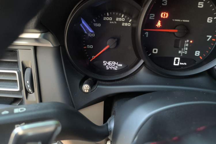 Used Porsche Macan 2018 Macan 2.0T Odometer Close Up