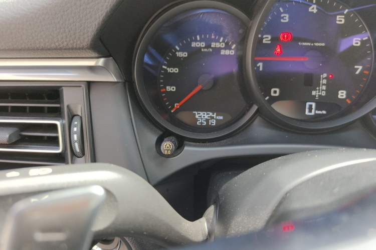 Used Porsche Macan 2018 Macan 2.0T Odometer Close Up