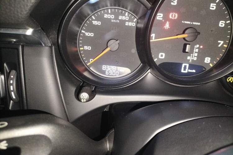 Used Porsche Macan 2018 Macan 2.0T Odometer Close Up