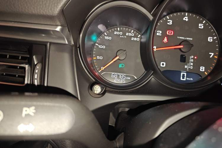 Used Porsche Macan 2018 Macan 2.0T Odometer Close Up