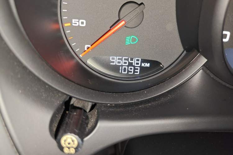 Used Porsche Macan 2018 Macan 2.0T Odometer Close Up