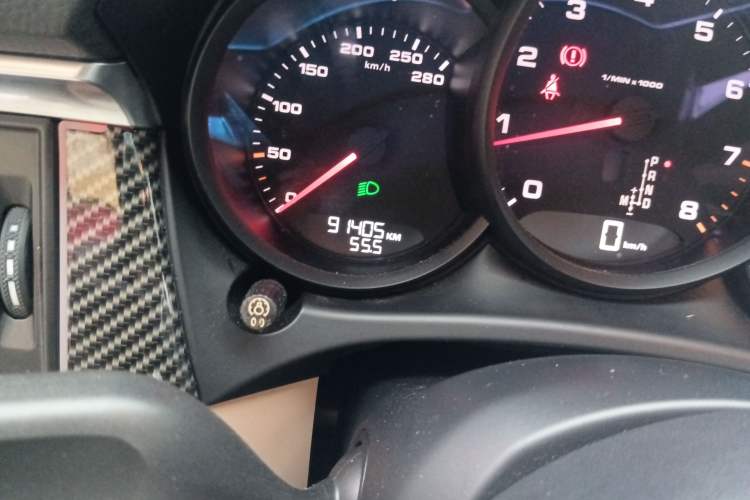 Used Porsche Macan 2018 Macan 2.0T Odometer Close Up