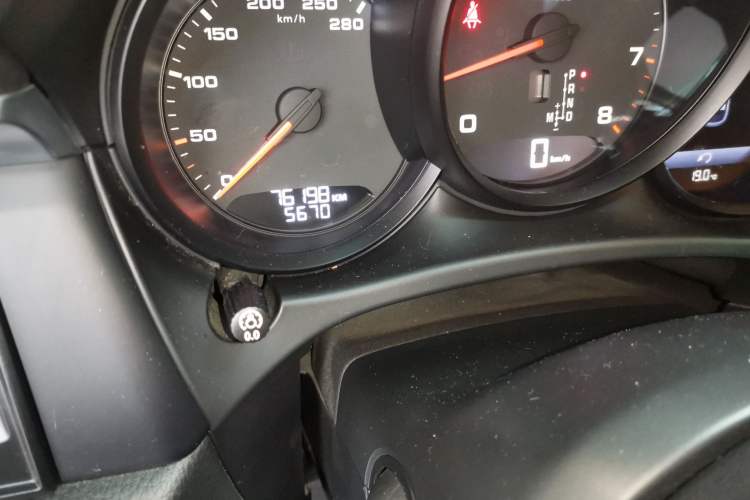 Used Porsche Macan 2018 Macan 2.0T Odometer Close Up