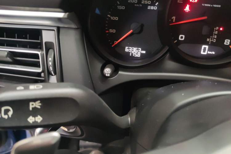 Used Porsche Macan 2018 Macan 2.0T Odometer Close Up