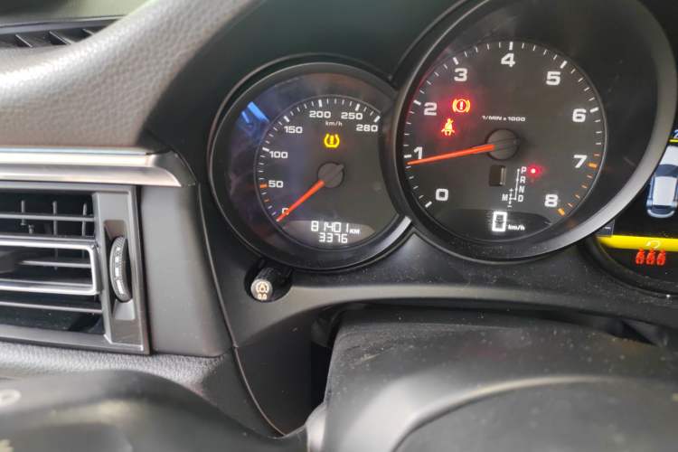 Used Porsche Macan 2018 Macan 2.0T Odometer Close Up