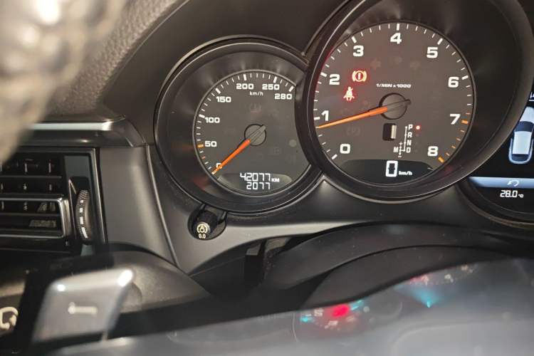 Used Porsche Macan 2018 Macan 2.0T Odometer Close Up