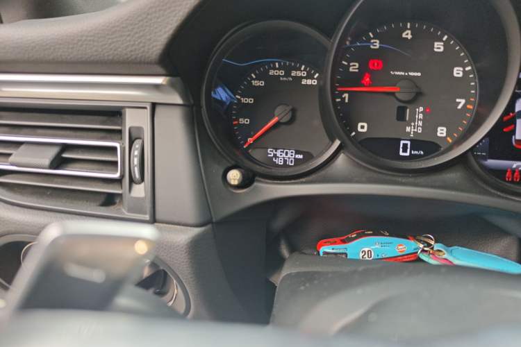Used Porsche Macan 2018 Macan 2.0T Odometer Close Up
