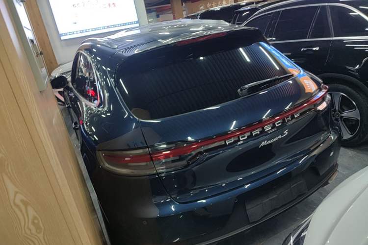 Used Porsche Macan 2018 Macan 2.0T Rear Left 45 Deg