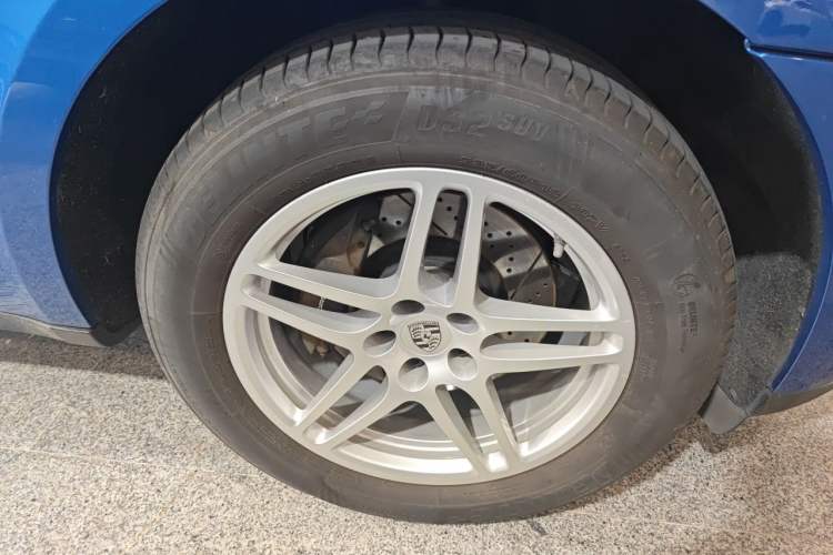 Used Porsche Macan 2018 Macan 2.0T Right Front Wheel Hub