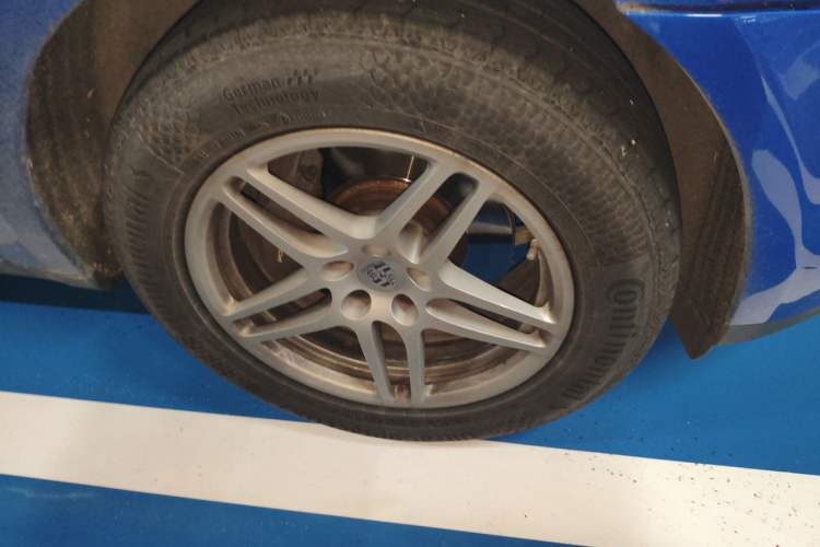 Used Porsche Macan 2018 Macan 2.0T Right Front Wheel Hub
