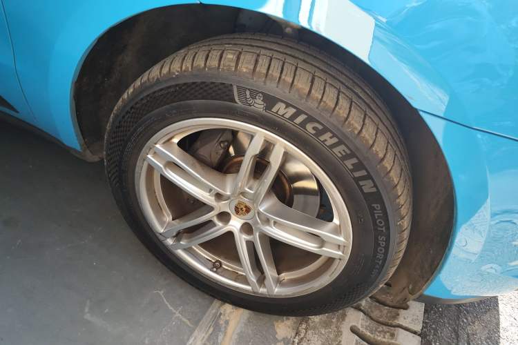 Used Porsche Macan 2018 Macan 2.0T Right Front Wheel Hub