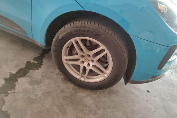 Used Porsche Macan 2018 Macan 2.0T Right Front Wheel Hub
