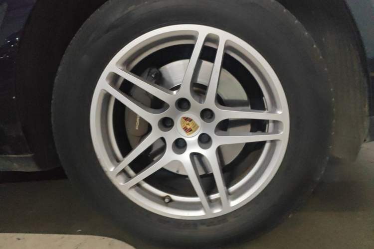 Used Porsche Macan 2018 Macan 2.0T Right Front Wheel Hub