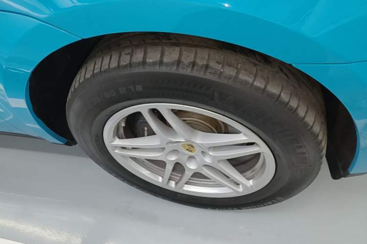 Used Porsche Macan 2018 Macan 2.0T Right Front Wheel Hub