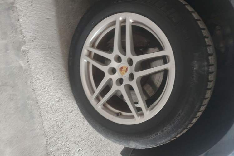 Used Porsche Macan 2018 Macan 2.0T Right Front Wheel Hub