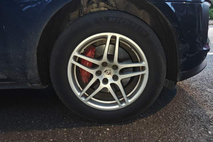 Used Porsche Macan 2018 Macan 2.0T Right Front Wheel Hub