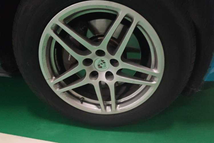 Used Porsche Macan 2018 Macan 2.0T Right Front Wheel Hub