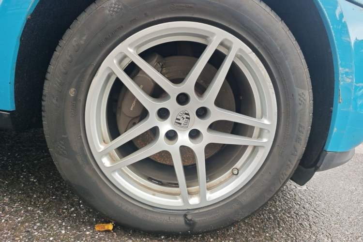 Used Porsche Macan 2018 Macan 2.0T Right Front Wheel Hub