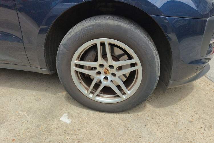 Used Porsche Macan 2018 Macan 2.0T Right Front Wheel Hub