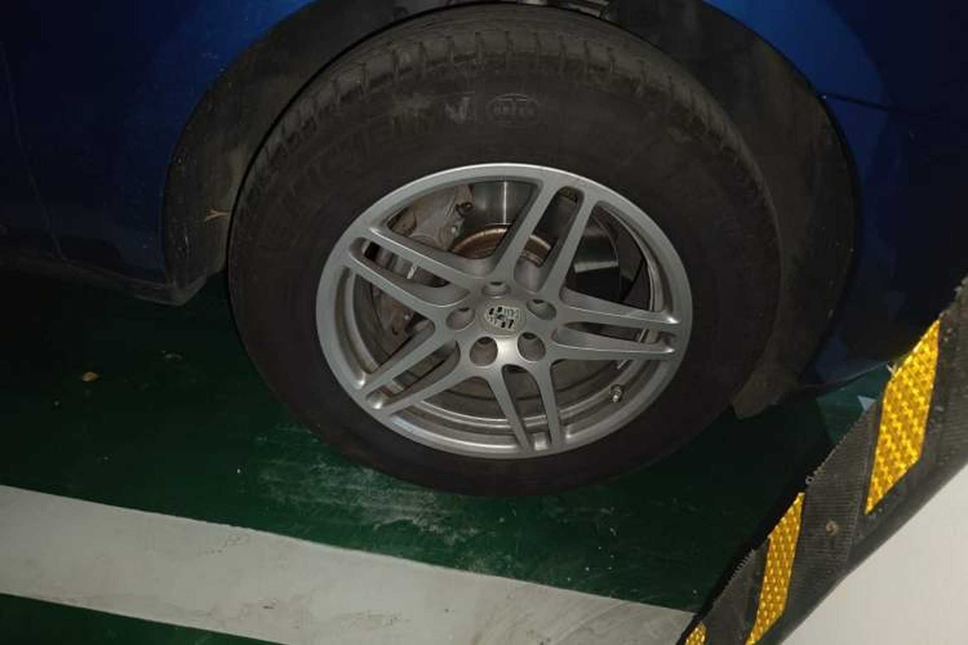 Used Porsche Macan 2018 Macan 2.0T Right Front Wheel Hub