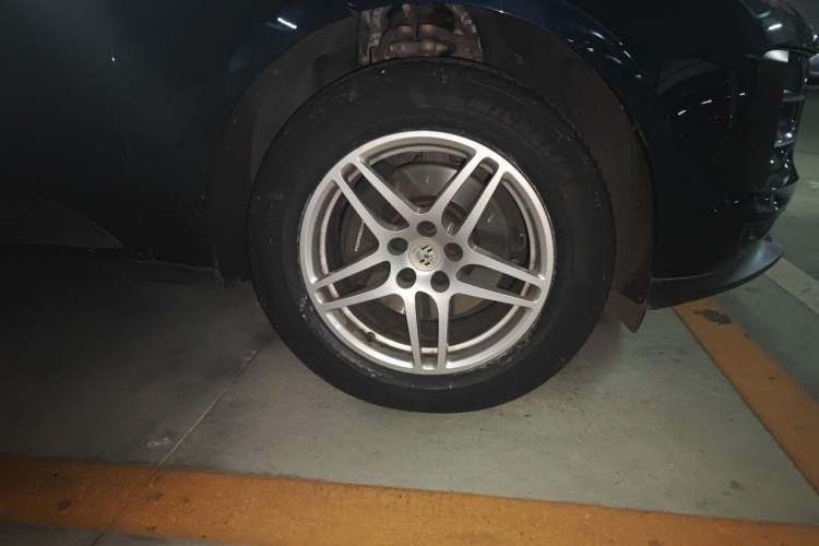 Used Porsche Macan 2018 Macan 2.0T Right Front Wheel Hub