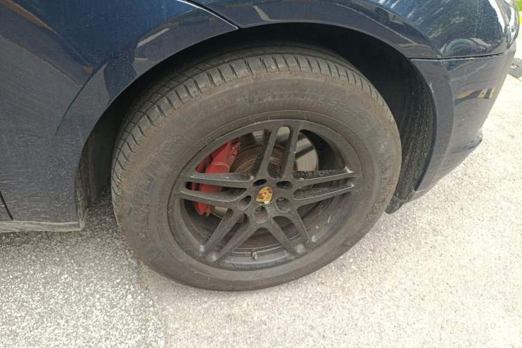 Used Porsche Macan 2018 Macan 2.0T Right Front Wheel Hub