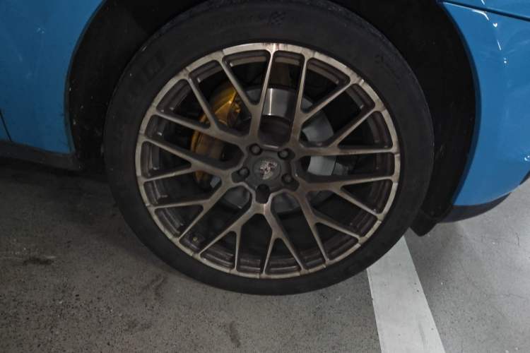 Used Porsche Macan 2018 Macan 2.0T Right Front Wheel Hub