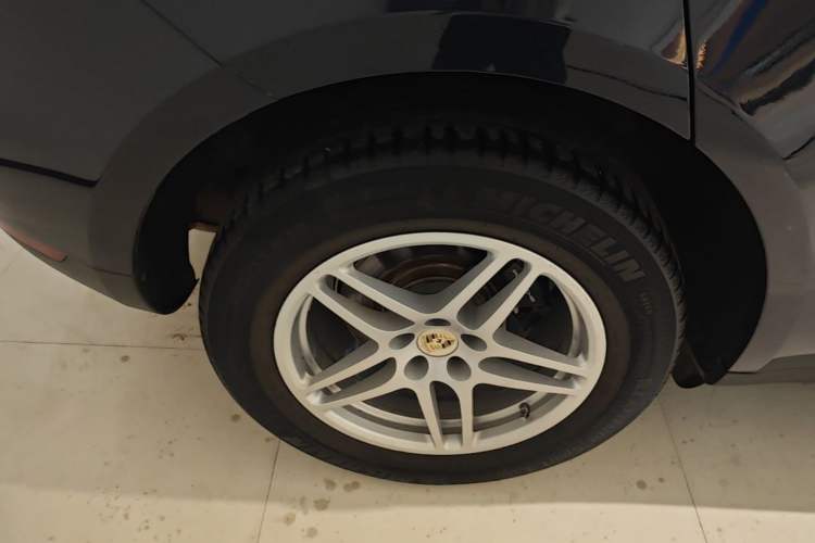 Used Porsche Macan 2018 Macan 2.0T Right Rear Wheel Hub
