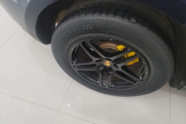 Used Porsche Macan 2018 Macan 2.0T Right Rear Wheel Hub