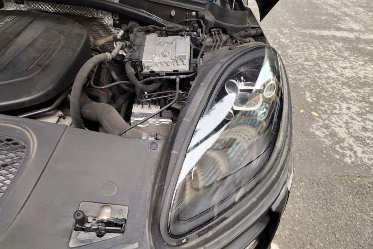Used Porsche Macan 2018 Macan 2.0T Engine Bay Left