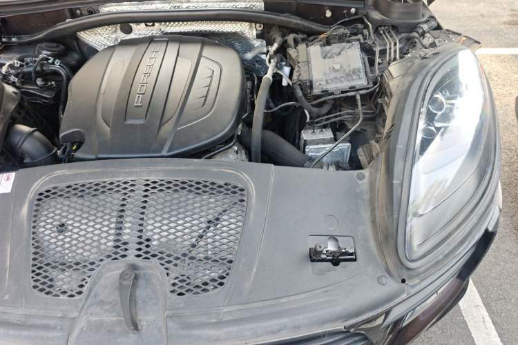 Used Porsche Macan 2018 Macan 2.0T Engine Bay Left