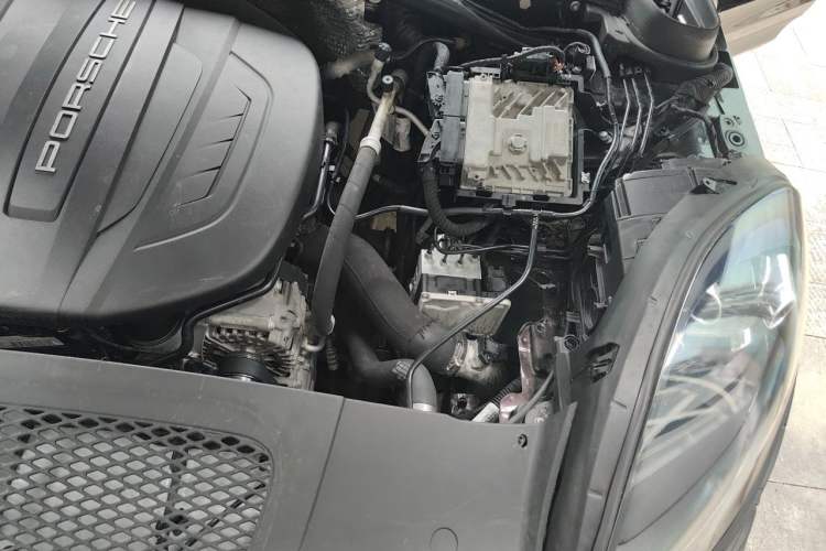 Used Porsche Macan 2018 Macan 2.0T Engine Bay Left