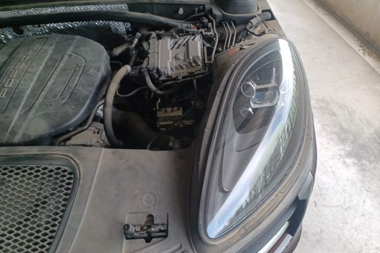 Used Porsche Macan 2018 Macan 2.0T Engine Bay Left