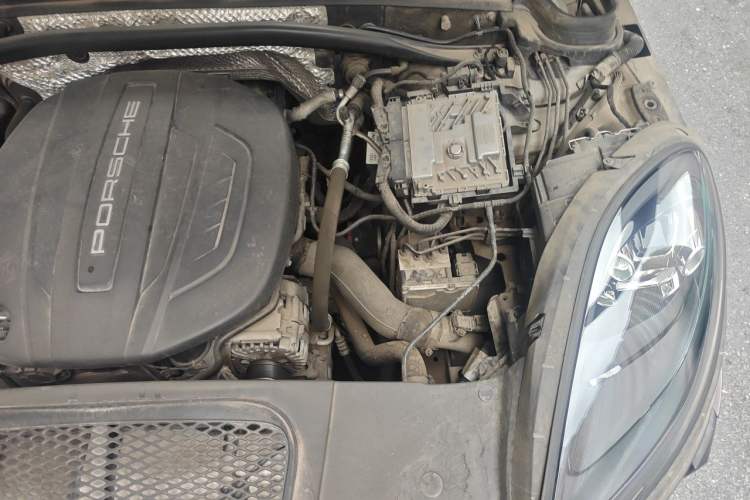 Used Porsche Macan 2018 Macan 2.0T Engine Bay Left