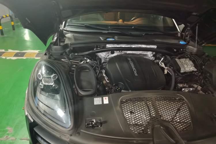 Used Porsche Macan 2018 Macan 2.0T Engine Bay Right