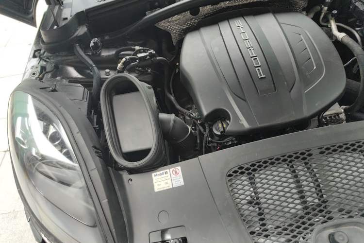 Used Porsche Macan 2018 Macan 2.0T Engine Bay Right