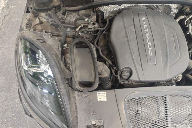 Used Porsche Macan 2018 Macan 2.0T Engine Bay Right